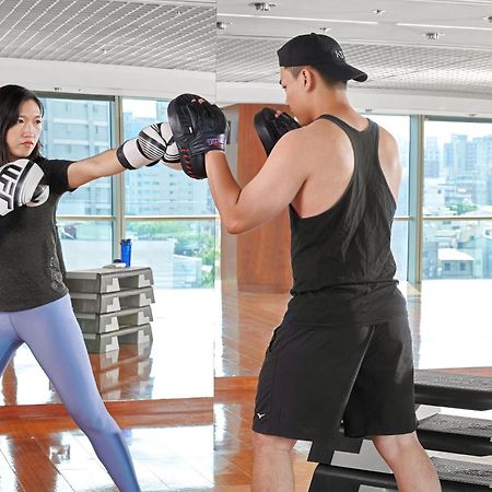 Windsor Hotel Taichung Luaran gambar A woman and a man training in a gym