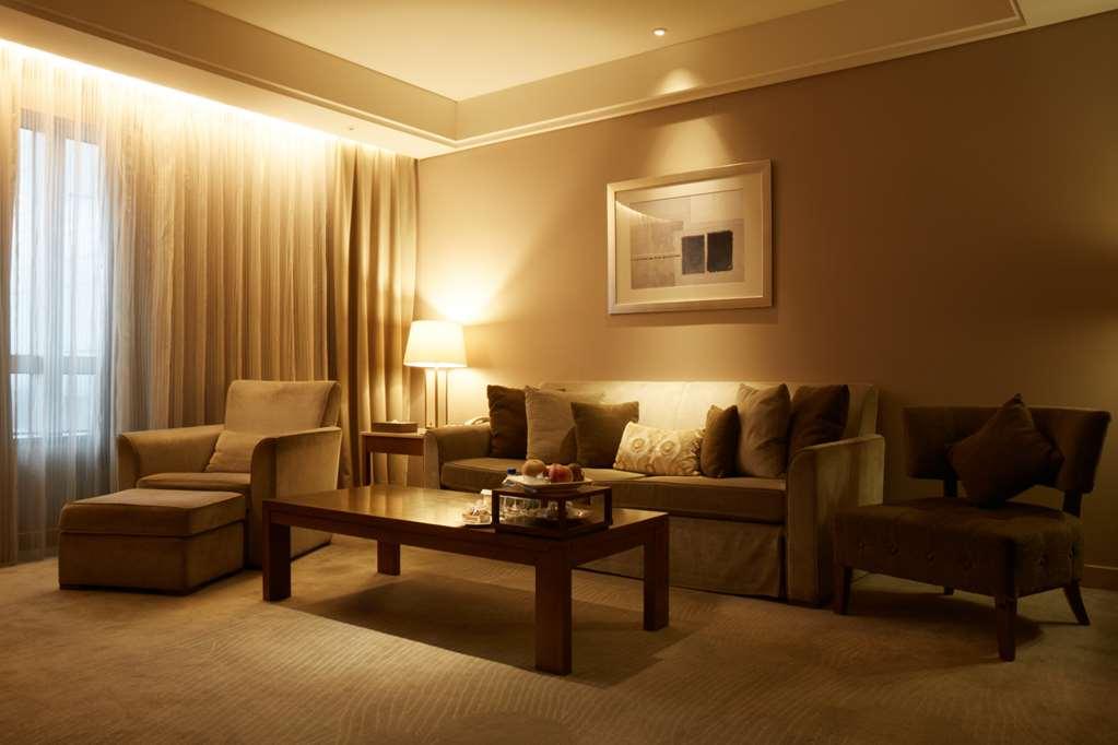 Windsor Hotel Taichung Bilik gambar A living room with indirect lighting
