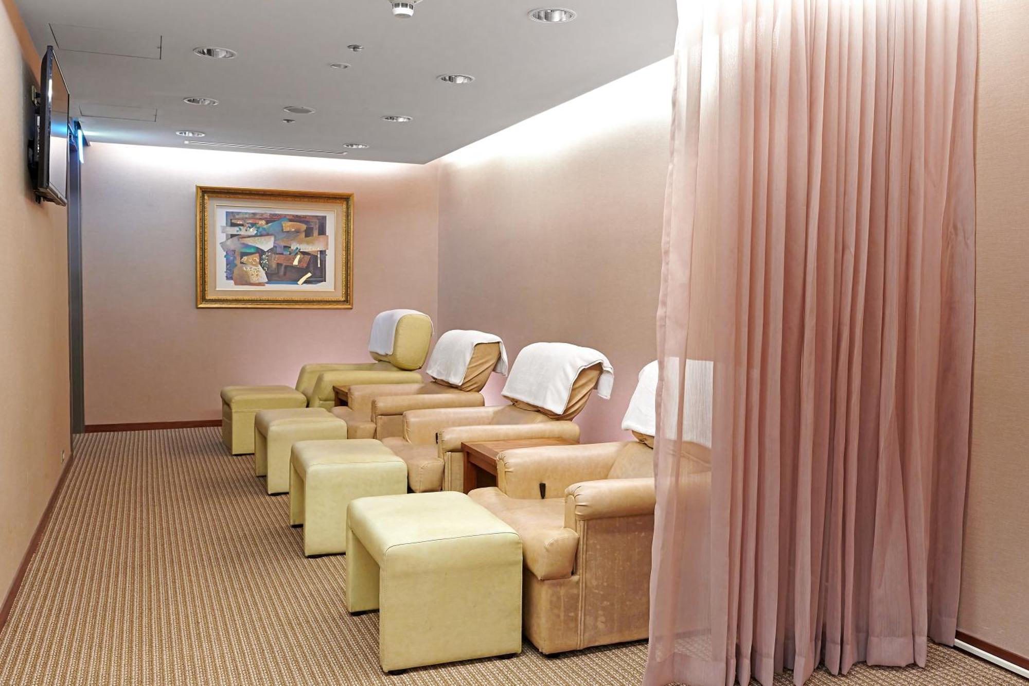 Windsor Hotel Taichung Luaran gambar A foot massage parlor in Hong Kong