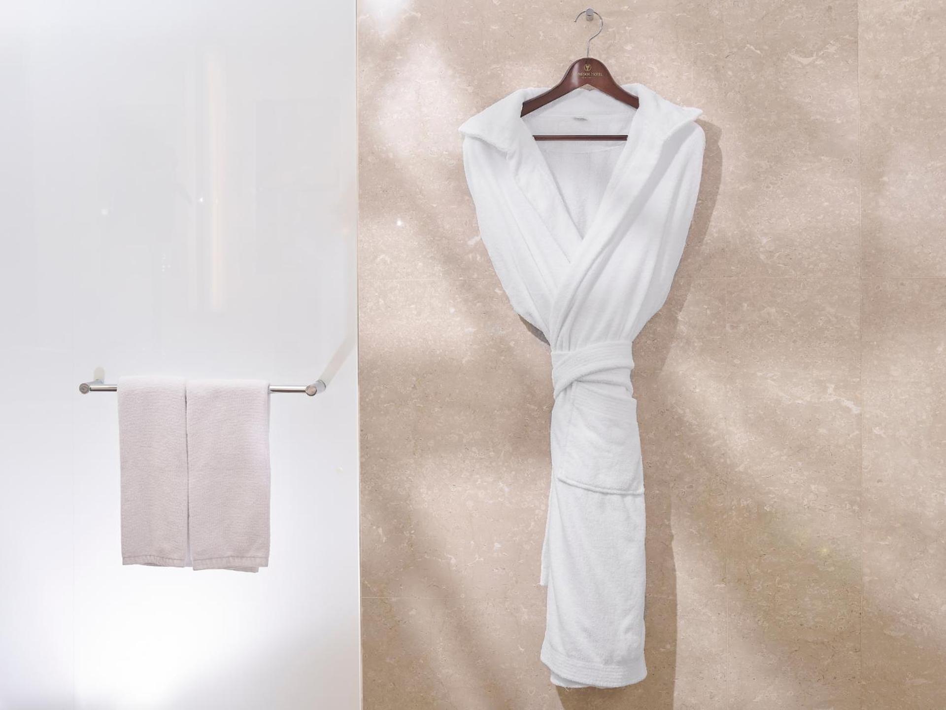 Windsor Hotel Taichung Luaran gambar A bathrobe