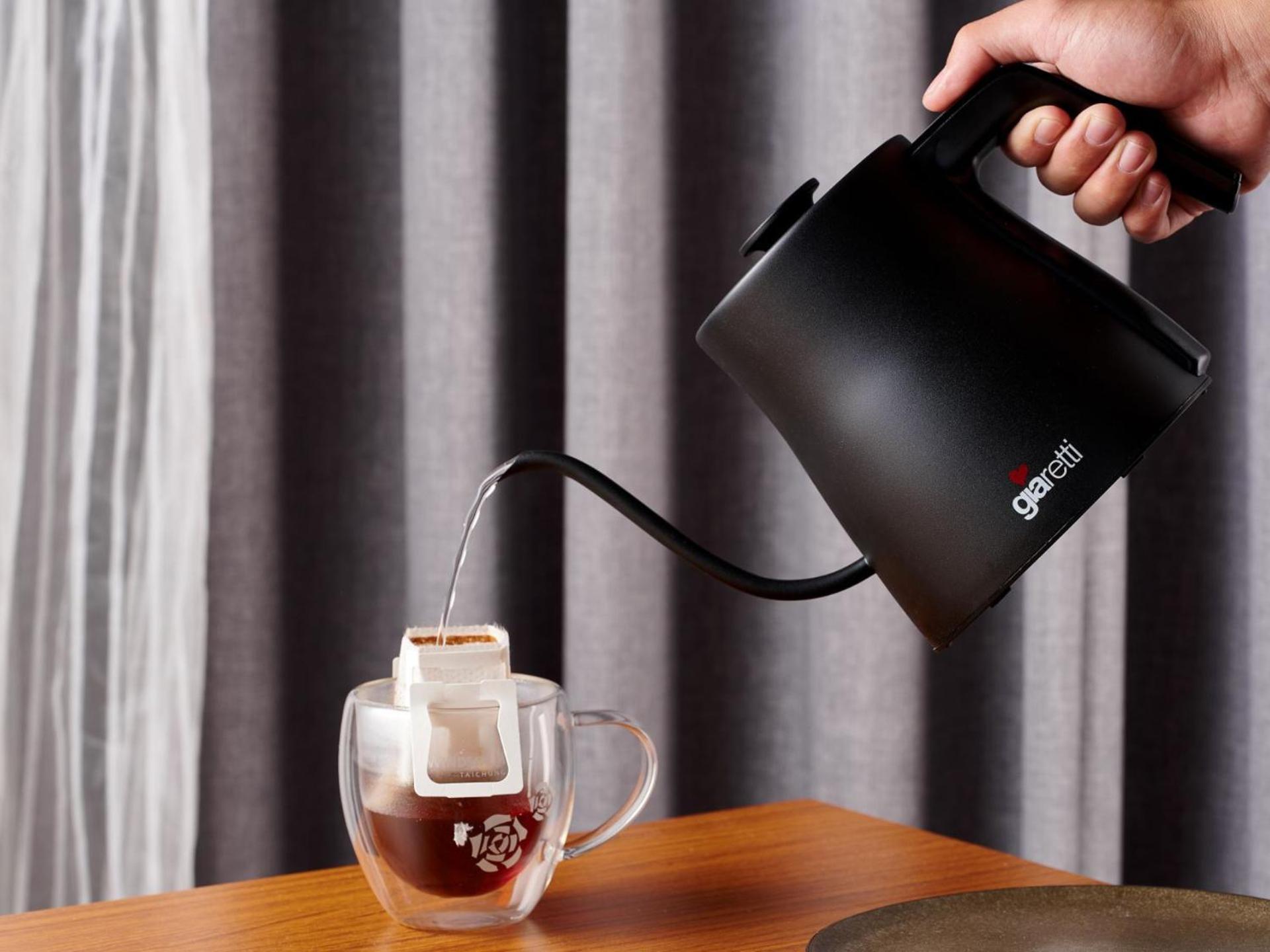 Windsor Hotel Taichung Luaran gambar A kettle in use