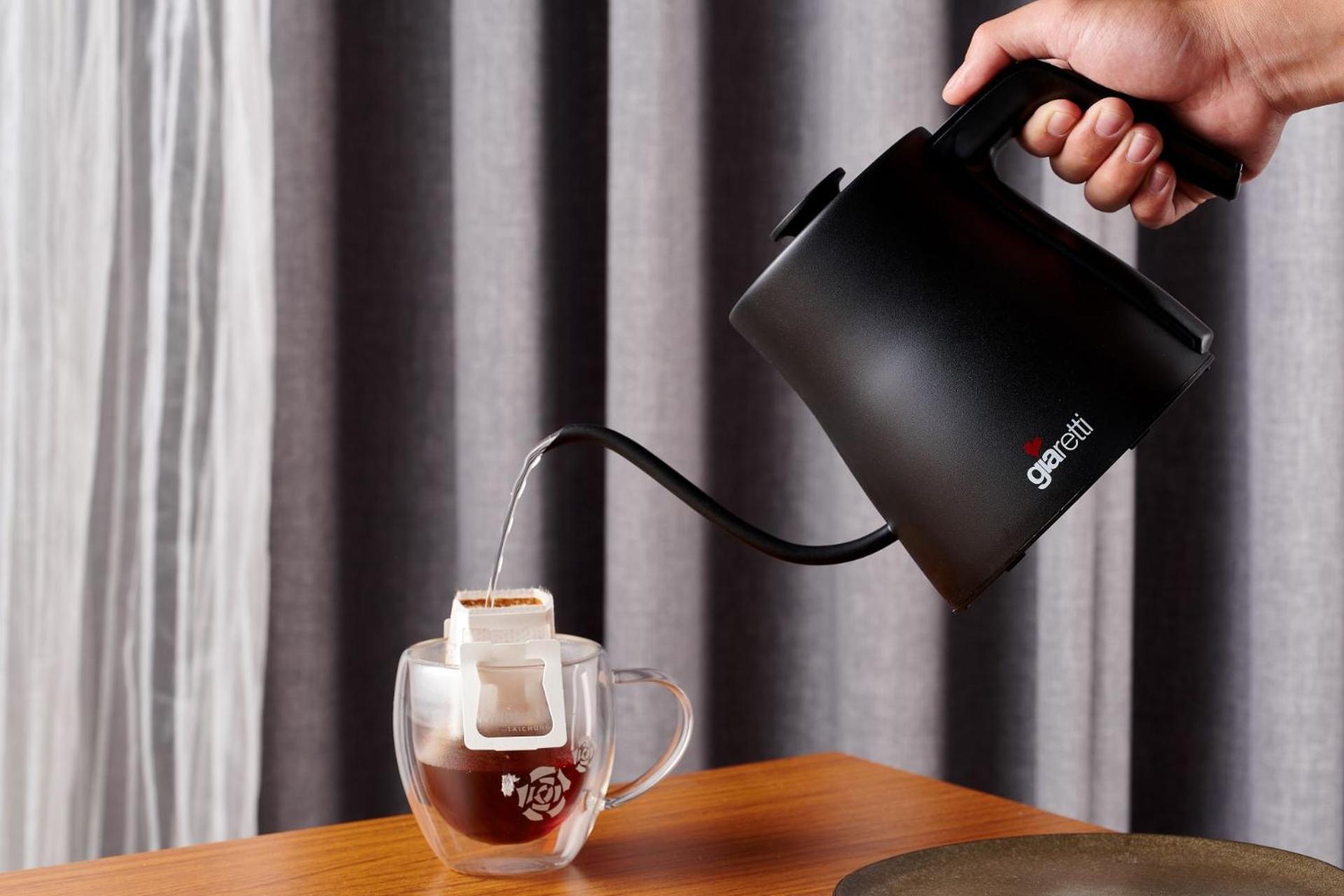 Windsor Hotel Taichung Luaran gambar A kettle in use