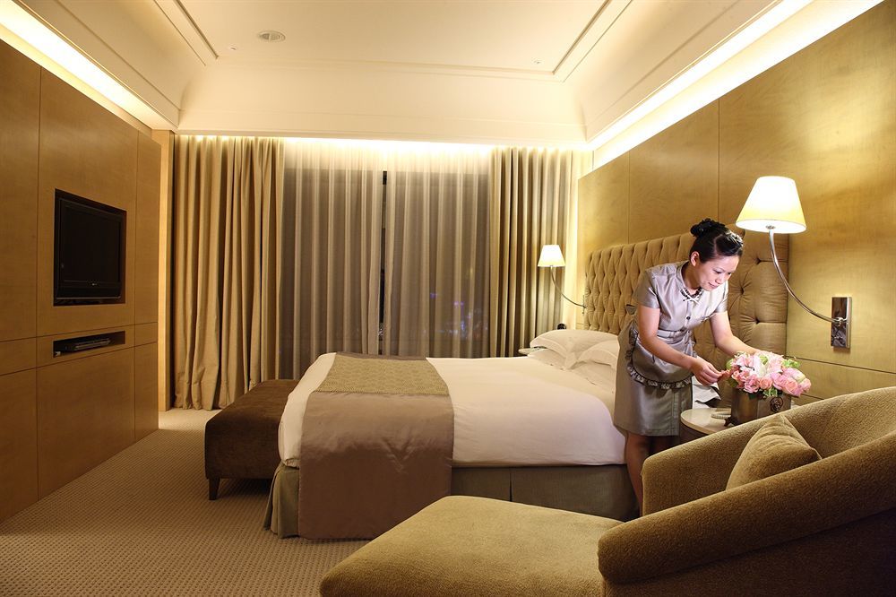 Windsor Hotel Taichung Luaran gambar A hotel maid making a bed