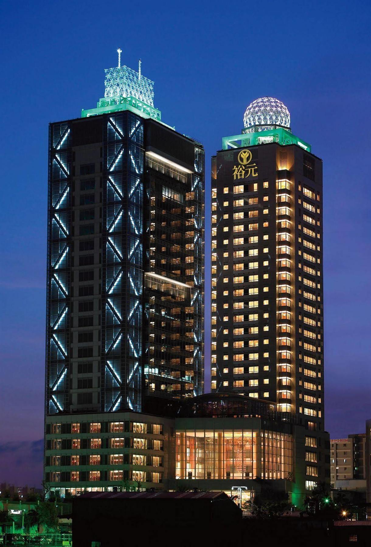 Windsor Hotel Taichung Luaran gambar The hotel at night